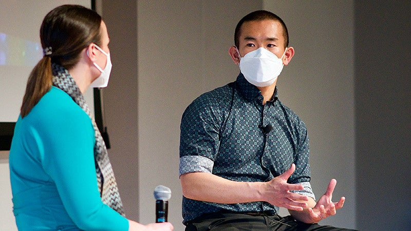 Ed Yong of The Atlantic chats with UO SOJC professor Hollie Smith during the 2022 Ruhl Lecture