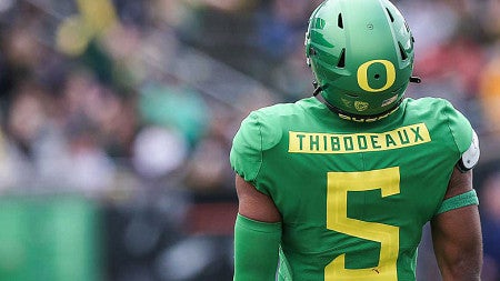 Kayvon Thibodeaux on the field in Oregon Ducks uniform.