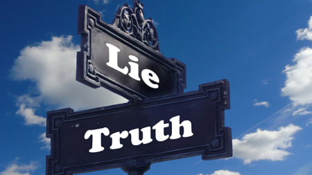 Two signs, labeled 'truth' and 'lie' point in opposite directions (By geralt from Pixabay).