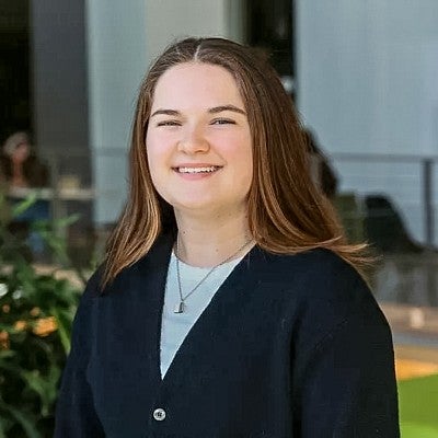 portrait of Grace Connolly, a science communication minor at UO